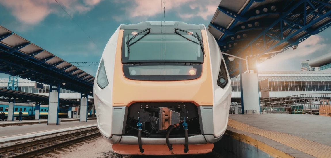 Arrival-Day Decision Freezing – Postponing Commitments Until the Body Catches Up