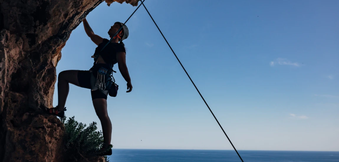 Familiarity Anchoring Routes – Using Repeated Landmarks to Stabilize New Cities