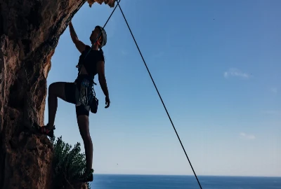 Familiarity Anchoring Routes – Using Repeated Landmarks to Stabilize New Cities