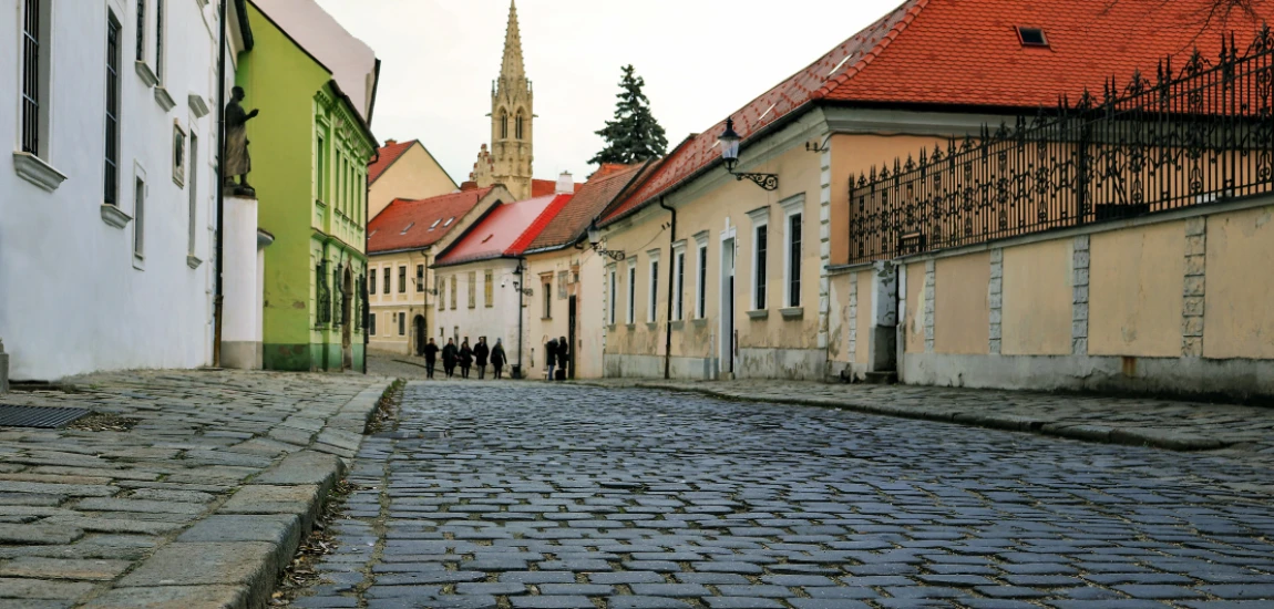 Human-in-the-Loop Decision Architectures – Designing AI Systems That Preserve Critical Thinking Authority