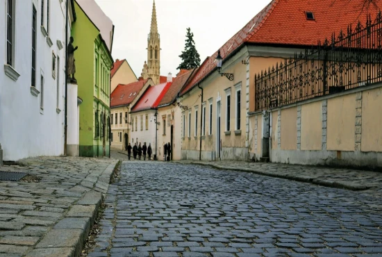 Human-in-the-Loop Decision Architectures – Designing AI Systems That Preserve Critical Thinking Authority