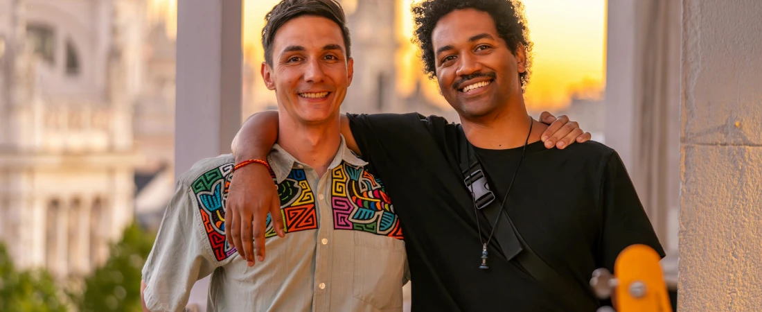 Tag Me When You’re Free: Friendship in the Era of Asynchronous Affection