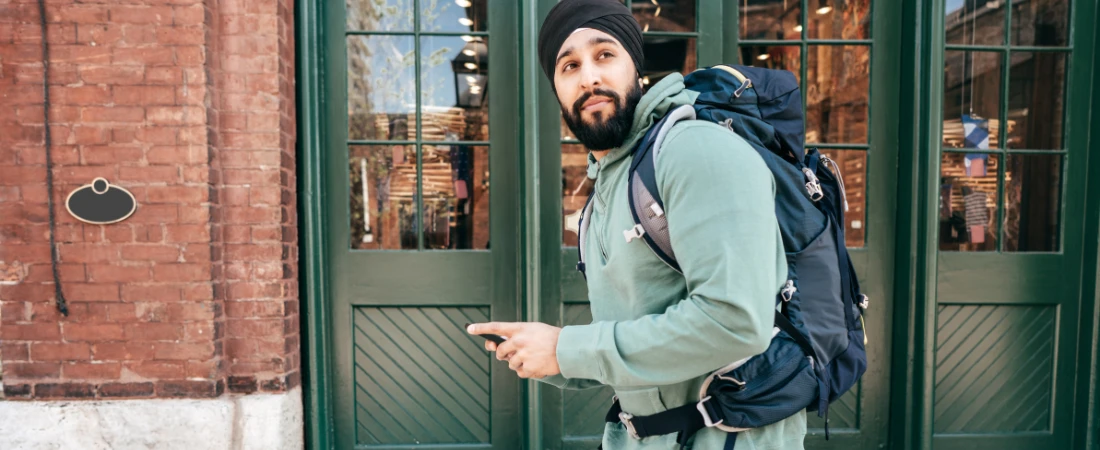 Arrival-Day Decision Freezing – Postponing Commitments Until the Body Catches Up