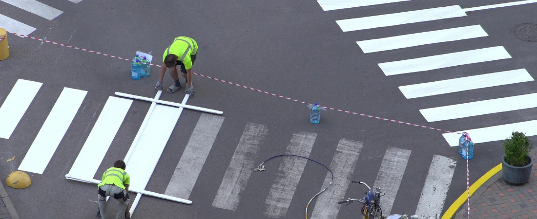 Heat-Adaptive Urban Travel Systems – Planning City Exploration Using Temperature Patterns, Cooling Corridors, and Shade Infrastructure